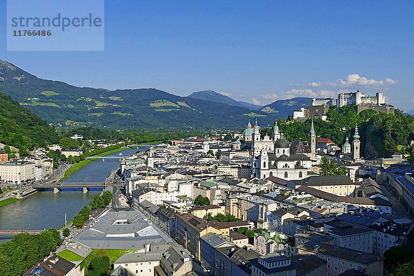 Blick vom Mönchsberg über die Salzach mit Dom  Stiftskirche und Festung Hohensalzburg  Salzburg  Österreich  Europa