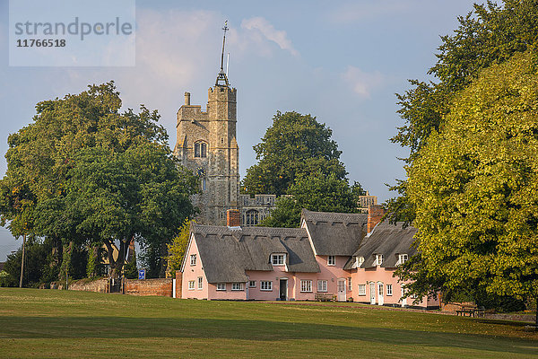 St. Mary the Virgin's Church und die Pink Cottages  Cavendish  Suffolk  England  Vereinigtes Königreich  Europa