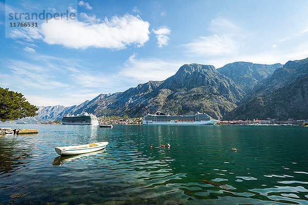 Kreuzfahrtschiffe in der Bucht von Kotor  UNESCO-Weltkulturerbe  Montenegro  Europa