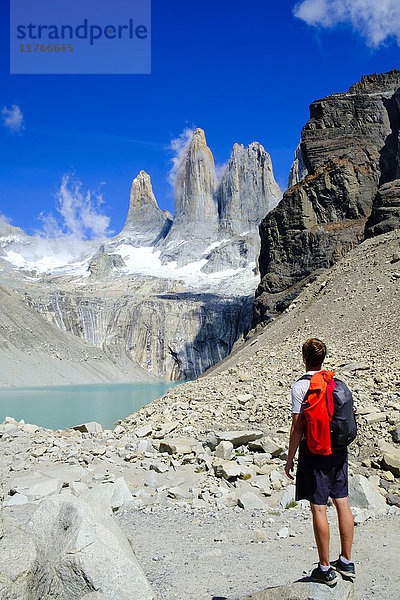 Wanderer vor den Felstürmen  die der Gebirgskette Torres del Paine ihren Namen geben  Torres del Paine National Park  Patagonien  Chile  Südamerika