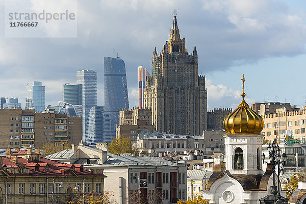 Blick auf alte und neue Wolkenkratzer  Moskau  Russland  Europa