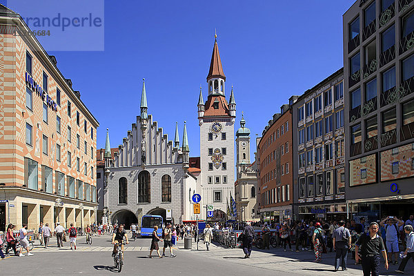 Marienplatz mit Altem Rathaus in München  Oberbayern  Bayern  Deutschland  Europa