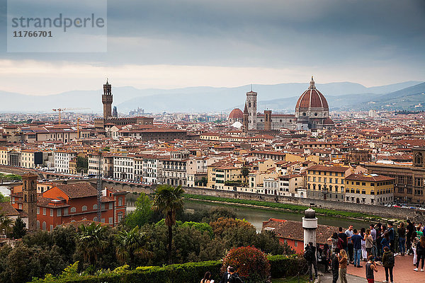 Florenz-Panorama vom Piazzale Michelangelo mit Ponte Vecchio und Duomo  Florenz  UNESCO-Weltkulturerbe  Toskana  Italien  Europa