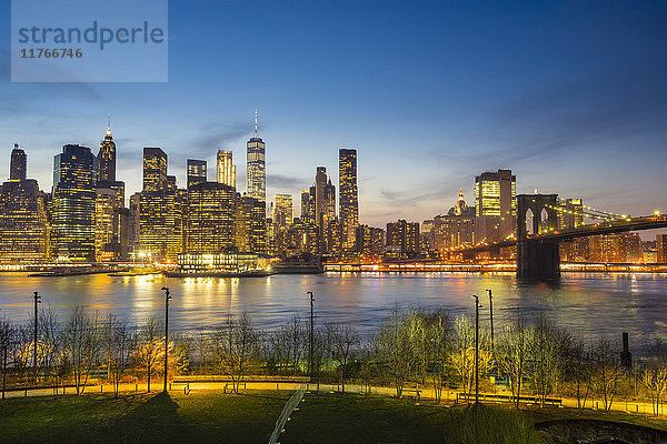 Skyline von Manhattan und Brooklyn Bridge in der Abenddämmerung  New York City  Vereinigte Staaten von Amerika  Nordamerika