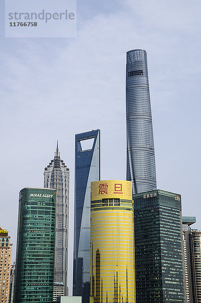 Der Shanghai Tower  der Jin Mao Tower und das Shanghai World Financial Center in der Skyline von Pudong vom Bund aus  Shanghai  China  Asien