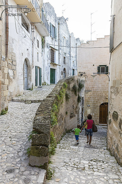 Typische Steingassen im alten Stadtzentrum von Matera  auch bekannt als die unterirdische Stadt  Matera  Basilikata  Italien  Europa