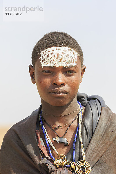Junger Maasai-Krieger  Ngorongoro-Schutzgebiet  Tansania  Ostafrika  Afrika