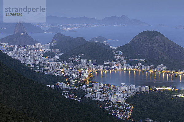 Die Lagoa Rodrigo de Freitas  der Zuckerhut und die Landschaft von Rio de Janeiro vom Tijuca-Nationalpark aus  Rio de Janeiro  Brasilien  Südamerika