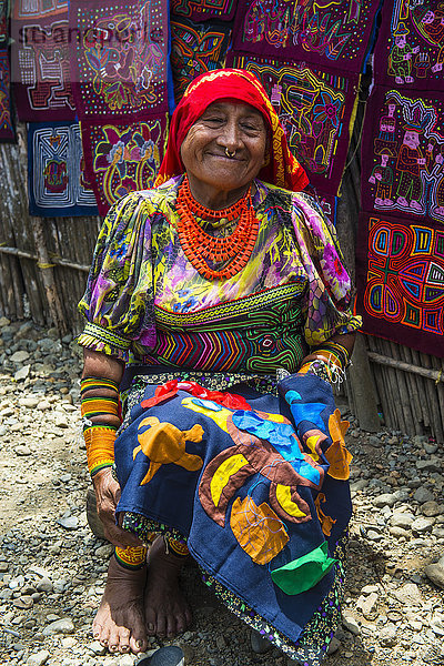 Traditionell gekleidete Kuna-Indianerin  Achutupu  San Blas Inseln  Kuna Yala  Panama  Mittelamerika