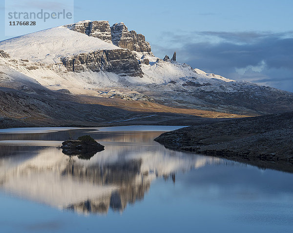 Der Storr spiegelt sich im ruhigen Wasser von Loch Fada an einem Wintermorgen  Isle of Skye  Innere Hebriden  Schottland  Vereinigtes Königreich  Europa