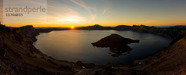 Panorama des Sonnenaufgangs am Crater Lake  Oregon  Vereinigte Staaten von Amerika  Nordamerika
