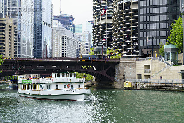 Sightseeing-Boot auf dem Chicago River  Chicago  Illinois  Vereinigte Staaten von Amerika  Nord-Amerika