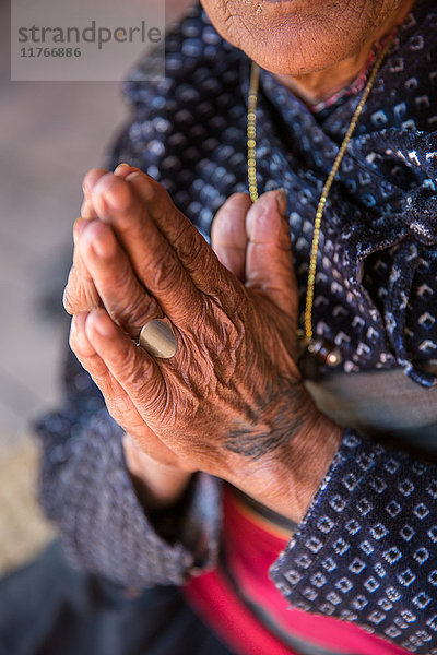 Betende Hände einer alten Frau  Bhaktapur  Nepal  Asien