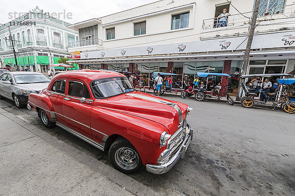 Klassisches Pontiac-Taxi aus den 1950er Jahren  lokal bekannt als almendrones in der Stadt Cienfuegos  Kuba  Westindien  Karibik  Mittelamerika