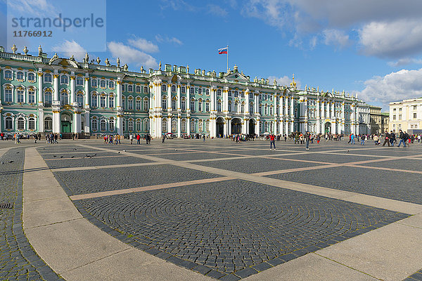 Schlossplatz (Dworzowaja-Platz) und Winterpalast (Staatliches Eremitage-Museum)  UNESCO-Weltkulturerbe  St. Petersburg  Russland  Europa