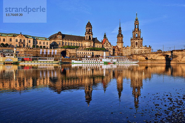 Elbe und Altstadtsilhouette  Dresden  Sachsen  Deutschland  Europa