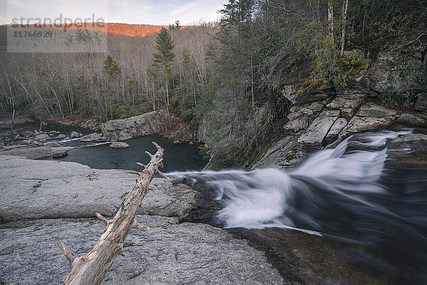 Elk River Falls bei Sonnenuntergang  Elk River  Blue Ridge Mountains  North Carolina  Vereinigte Staaten von Amerika  Nordamerika