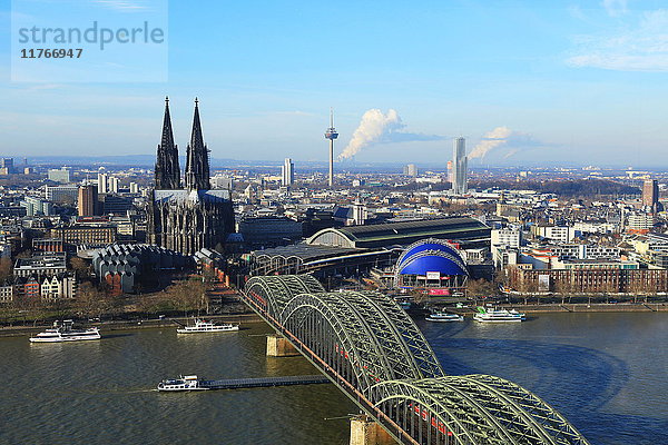Hohenzollernbrücke mit Kölner Dom  Köln  Nordrhein-Westfalen  Deutschland  Europa