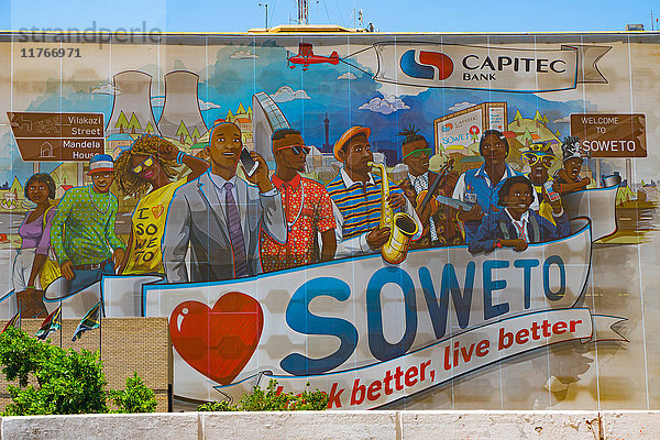 Öffentliches  gemaltes Willkommens- und Werbeschild von Bank better  live better an einer Wand am Eingang von Soweto (South Western Township)  Johannesburg  Südafrika  Afrika