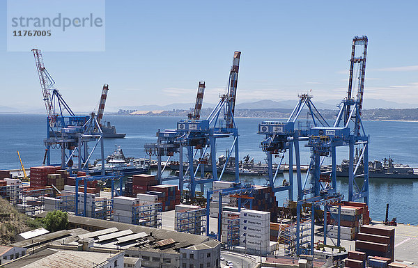 Containerhafen im Hafen von Valparaiso  Chile  Südamerika