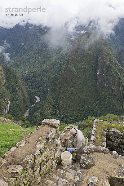 Restaurierungsarbeiten an den Inkaruinen von Machu Picchu  UNESCO-Weltkulturerbe  Peru  Südamerika