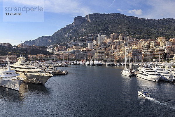 Pastelltöne des glamourösen Hafens von Monaco (Port Hercules) mit vielen Yachten  vom Meer aus gesehen  Monte Carlo  Monaco  Cote d'Azur  Mittelmeer  Europa