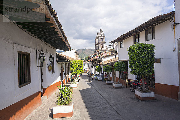 Typische Straße  in der Ferne die Parroquia de San Francisco de Assisi  Valle de Bravo  Mexiko  Nordamerika