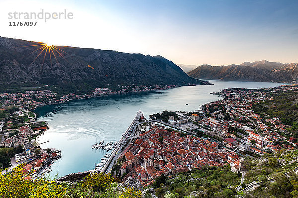 Blick über die Altstadt von Kotor und über die Bucht von Kotor von der Festung aus bei Sonnenuntergang  UNESCO-Weltkulturerbe  Montenegro  Europa