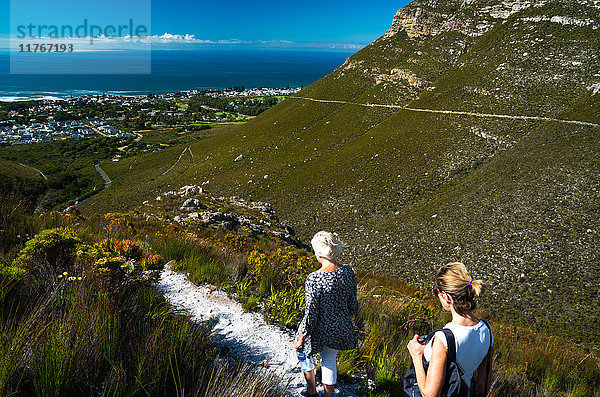 Zwei Wandererinnen  die vom Berg hinunter nach Hermanus wandern  Hermanus  Südafrika  Afrika