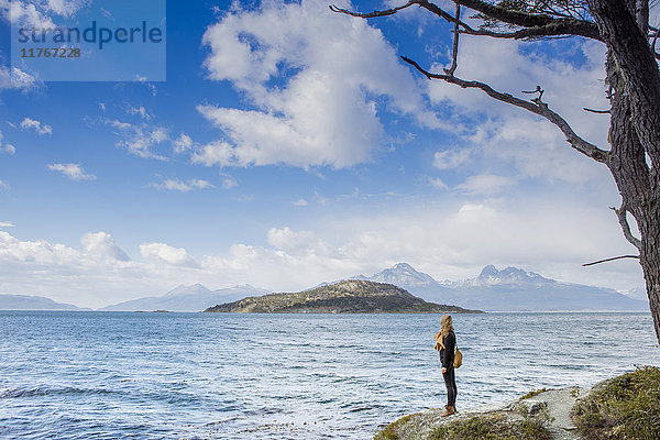 Frau mit Blick auf die Magellanstraße und das Darwin-Gebirge im Tierra del Fuego National Park  Argentinien  Südamerika