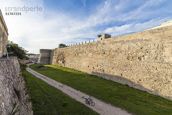 Die mittelalterlichen Mauern und die Festung in der Altstadt von Otranto  Provinz Lecce  Apulien  Italien  Europa