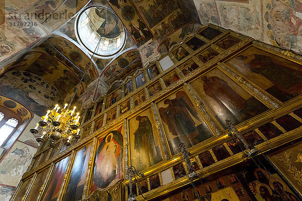 Ikonostase im Inneren der Mariä-Entschlafens-Kathedrale  Kreml  UNESCO-Weltkulturerbe  Moskau  Russland  Europa