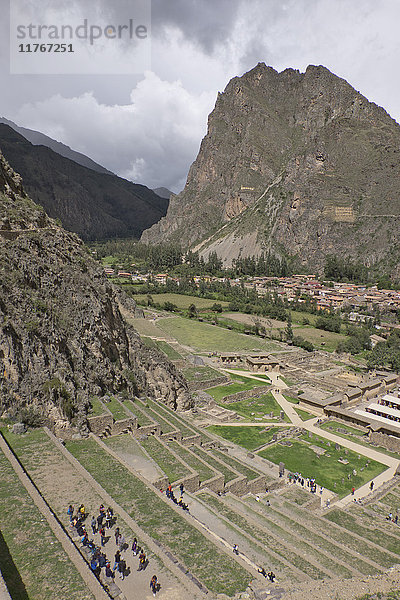 Touristen besuchen die Ruinen der archäologischen Inka-Stätte Ollantaytambo in der Nähe von Cusco. Peru  Südamerika