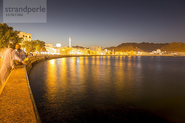 Abenddämmerung über der Al Rasool Al Adham Moschee und der Corniche in Muttrah  Muscat  Oman  Naher Osten