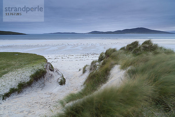 Blick über die Dünen und den Strand in Richtung Taransay von Seilebost  Isle of Harris  Äußere Hebriden  Schottland  Vereinigtes Königreich  Europa