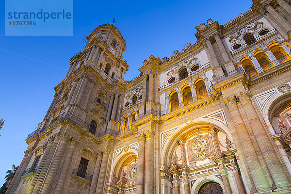 Blick auf die Kathedrale an der Plaza del Obispo in der Abenddämmerung  Malaga  Costa del Sol  Andalusien  Spanien  Europa