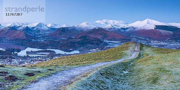 Wanderweg mit Blick auf Keswick von Latrigg  Lake District National Park  Cumbria  England  Vereinigtes Königreich  Europa