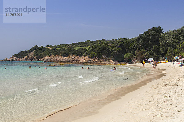 Badende am Sandstrand  umgeben von türkisfarbenem Meer und Golfplatz  Sperone  Bonifacio  Südkorsika  Frankreich  Mittelmeer  Europa