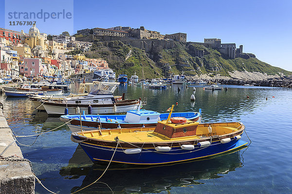 Marina Corricella  hübsches Fischerdorf  bunte Häuser  Boote und Terra Murata  Insel Procida  Golf von Neapel  Kampanien  Italien  Europa