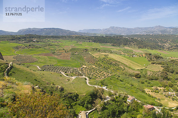 Blick auf die andalusische Landschaft von der Alameda Del Tajo  Ronda  Andalusien  Spanien  Europa