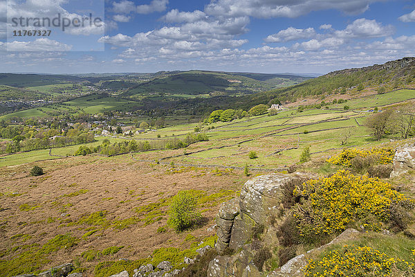 Blick von Baslow Edge auf Curbar Edge und das Dorf Calver  Derbyshire Dales  Derbyshire  England  Vereinigtes Königreich  Europa