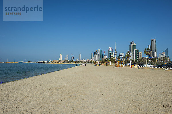 Strand von Shuwaikh und Skyline von Kuwait-Stadt  Kuwait  Naher Osten