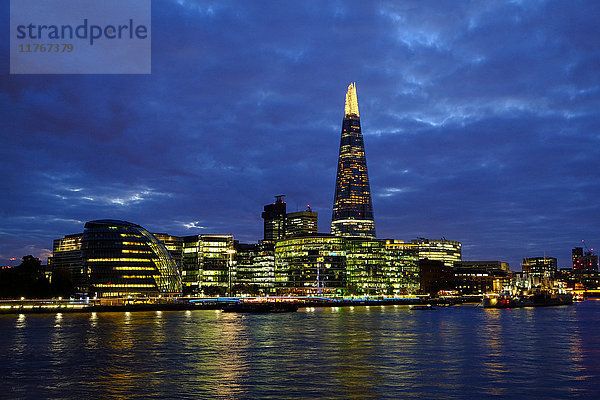 Der Blick über die Themse auf The Shard von der Tower Bridge  London  England  Vereinigtes Königreich  Europa