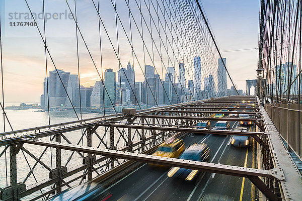 Berufsverkehr auf der Brooklyn Bridge und die Skyline von Manhattan dahinter  New York City  Vereinigte Staaten von Amerika  Nordamerika