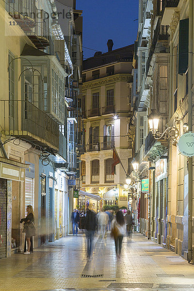 Cafés und Restaurants in der Calle Granada in der Abenddämmerung  Malaga  Costa del Sol  Andalusien  Spanien  Europa
