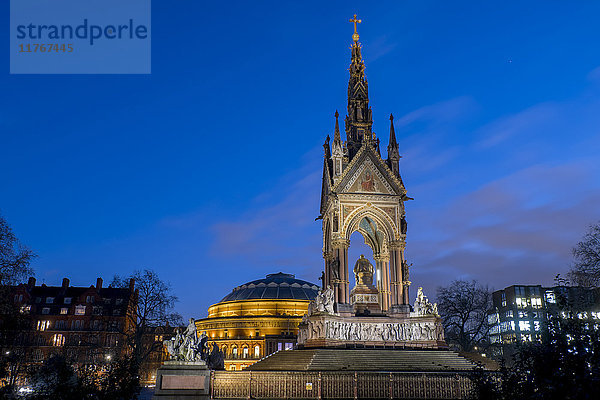 Albert Memorial und Albert Hall in der Abenddämmerung  Kensington  London  England  Vereinigtes Königreich  Europa
