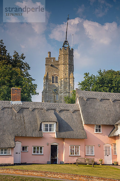 St. Mary the Virgin's Church und die Pink Cottages  Cavendish  Suffolk  England  Vereinigtes Königreich  Europa