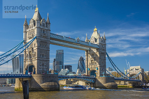 Tower Bridge über die Themse  Skyline der Stadt mit Cheesegrater und Gherkin-Wolkenkratzer dahinter  London  England  Vereinigtes Königreich  Europa