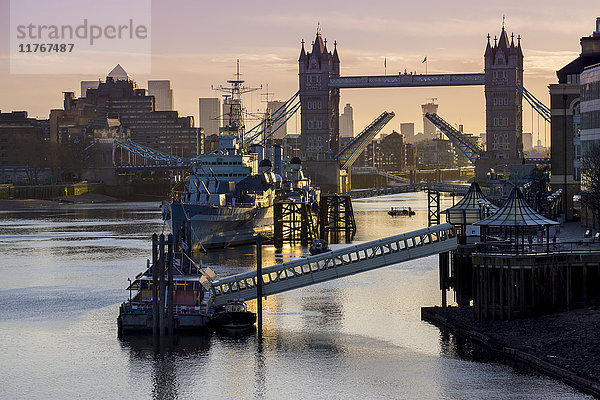 Tower Bridge mit der HMS Belfast auf der Themse  London  England  Vereinigtes Königreich  Europa