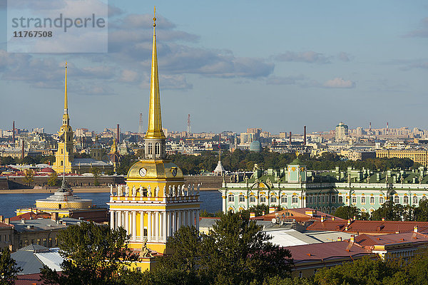 Überblick über den Winterpalast (Staatliches Eremitage-Museum)  die Admiralität und die Peter-und-Paul-Festung am Ufer der Newa  St. Petersburg  Russland  Europa